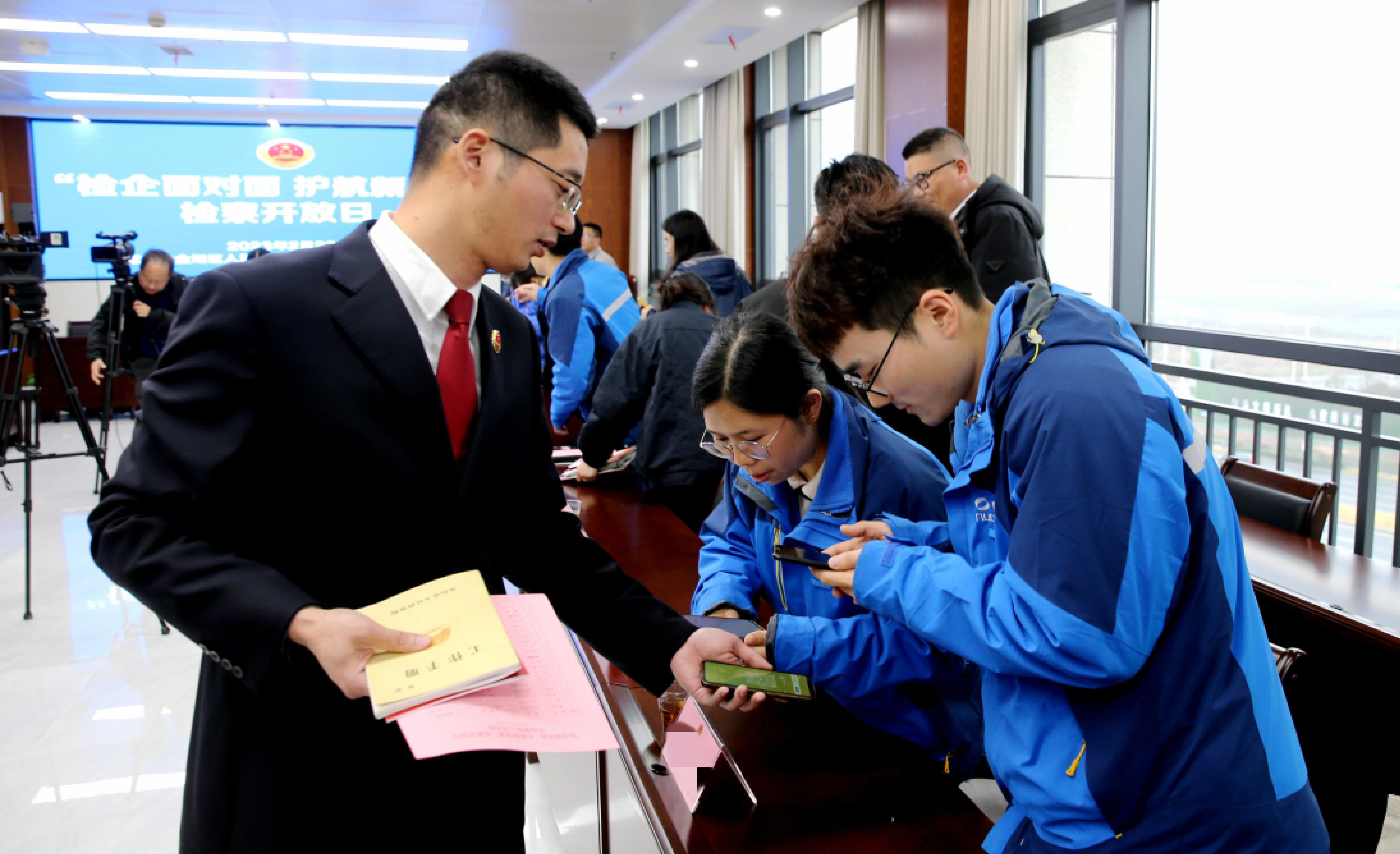 送法进企业 服务零距离 金坛必发365娱乐在线官网_哪个才是365官网_bat365官方登录中文官以案释法向企业代表讲解热点法律知识